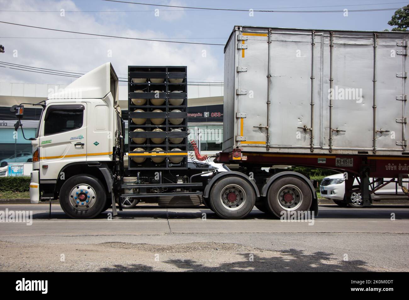 Chiangmai, Thaïlande - 13 juin 2022: Remorque conteneur camion de la compagnie Santipab. Photo sur la route n°1001 à environ 8 km du centre ville, thaïlande. Banque D'Images