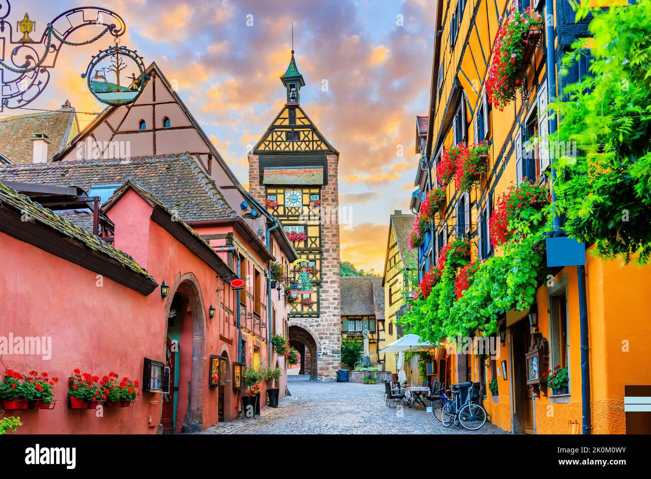 Riquewihr, France. Rue pittoresque avec maisons traditionnelles à colombages sur la route des vins d'Alsace. Banque D'Images