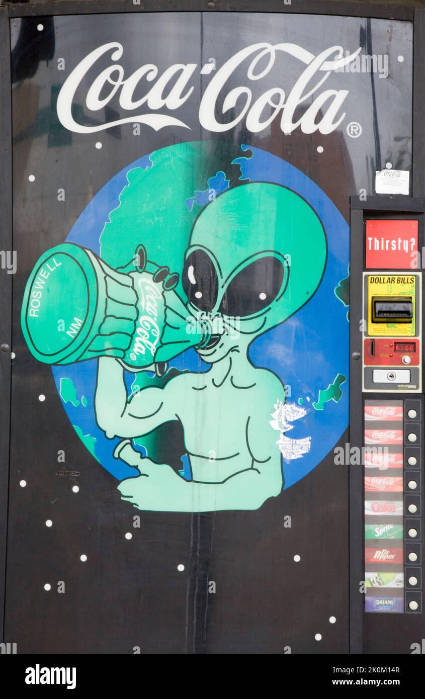 Une machine à thème Coca-Cola à Roswell, au Nouveau-Mexique, où une soucoupe de vol extraterrestre est à l'honneur pour s'être écrasée Banque D'Images