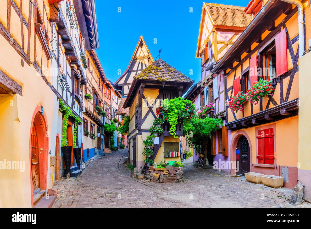 Eguisheim, France. Maisons colorées à colombages en Alsace. Banque D'Images