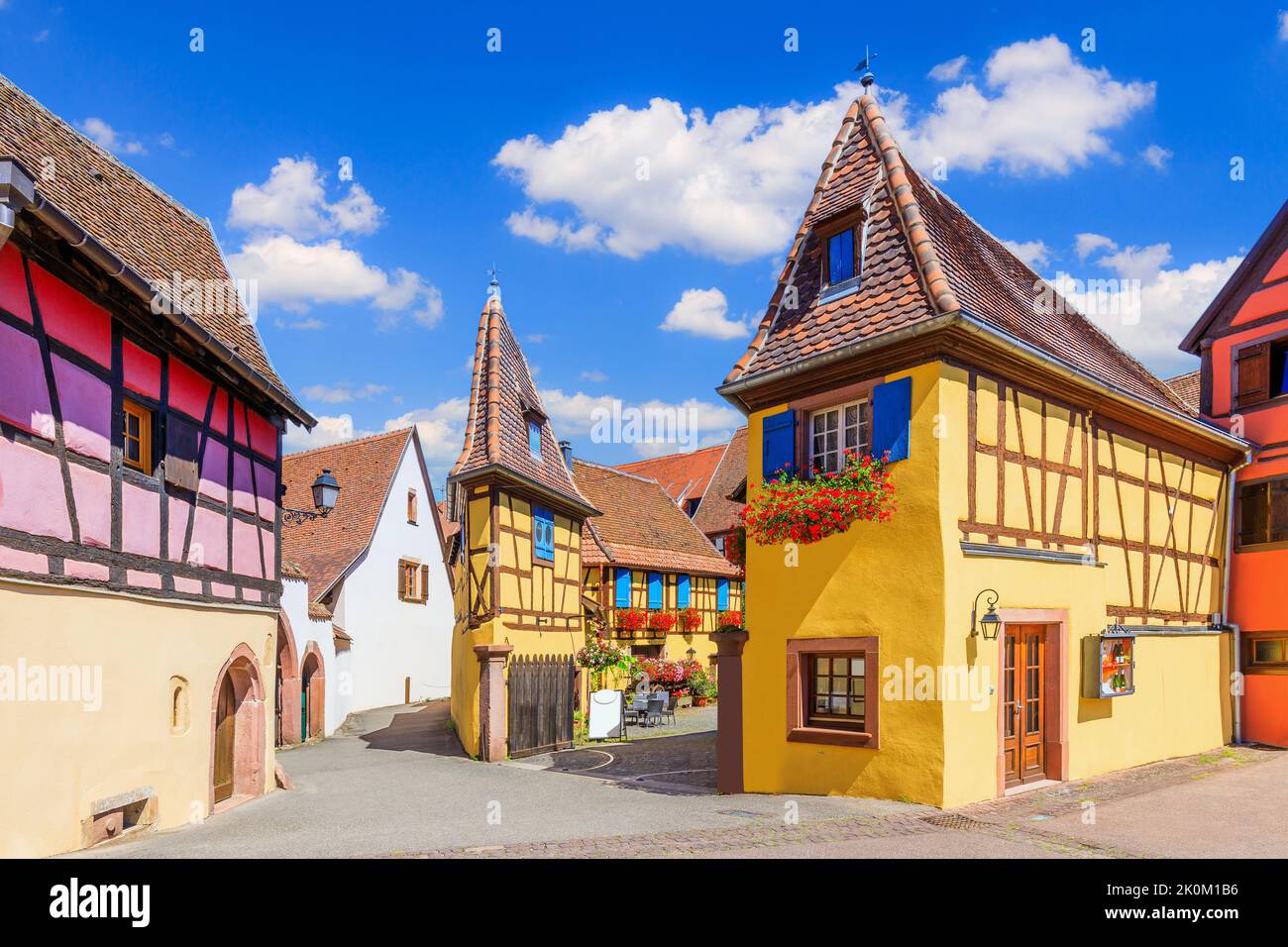 Eguisheim, France. Maisons colorées à colombages en Alsace. Banque D'Images