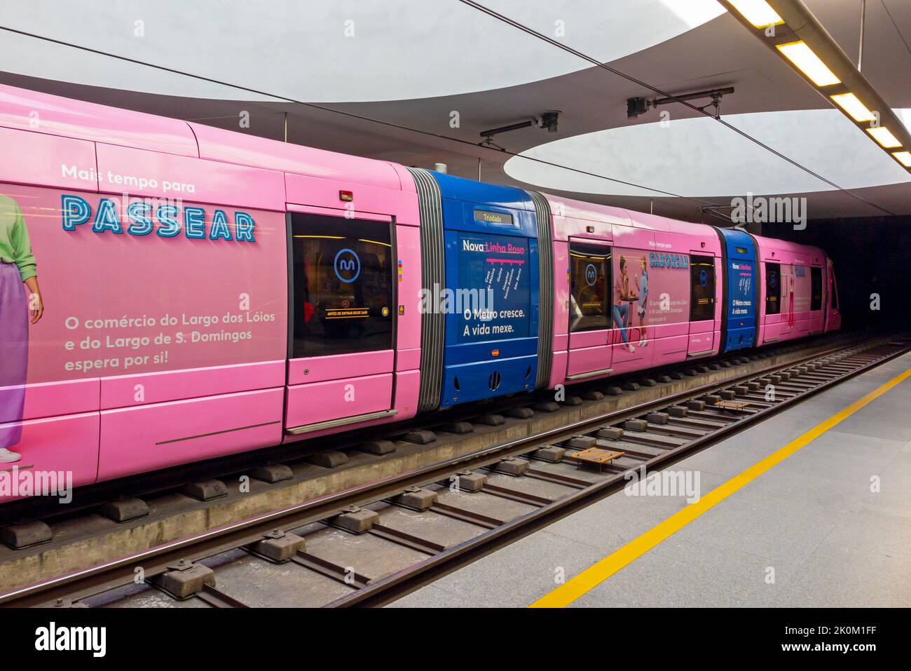 Métro do Porto tram à la station Casa da Musica à Boavista Porto Portugal. Banque D'Images