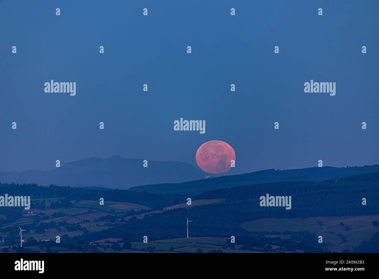 Supermoon au-dessus de la vallée de Clwyd, au nord du pays de Galles Banque D'Images
