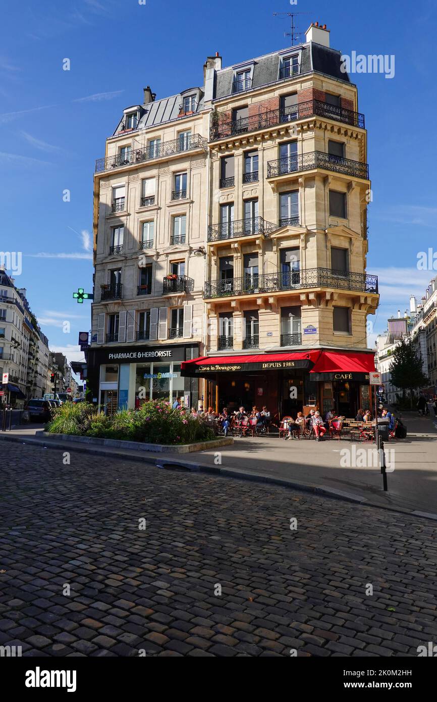 Personnes prenant un café, petit déjeuner, sur la terrasse de la Brasserie Cave la Bourgogne, quartier Latin, 5th arrondissement, Paris, France. Banque D'Images