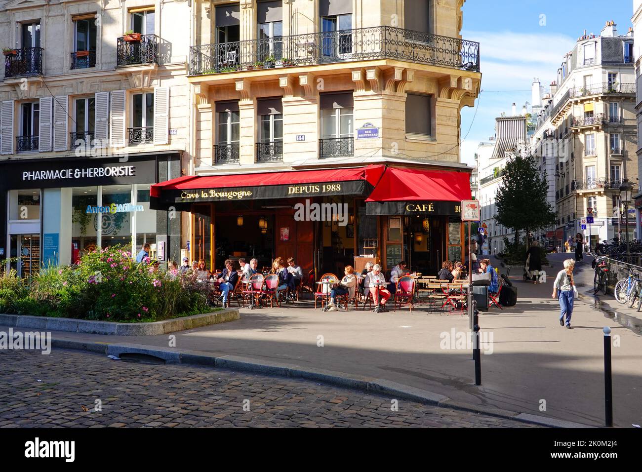 Personnes prenant un café, petit déjeuner, sur la terrasse de la Brasserie Cave la Bourgogne, quartier Latin, 5th arrondissement, Paris, France. Banque D'Images