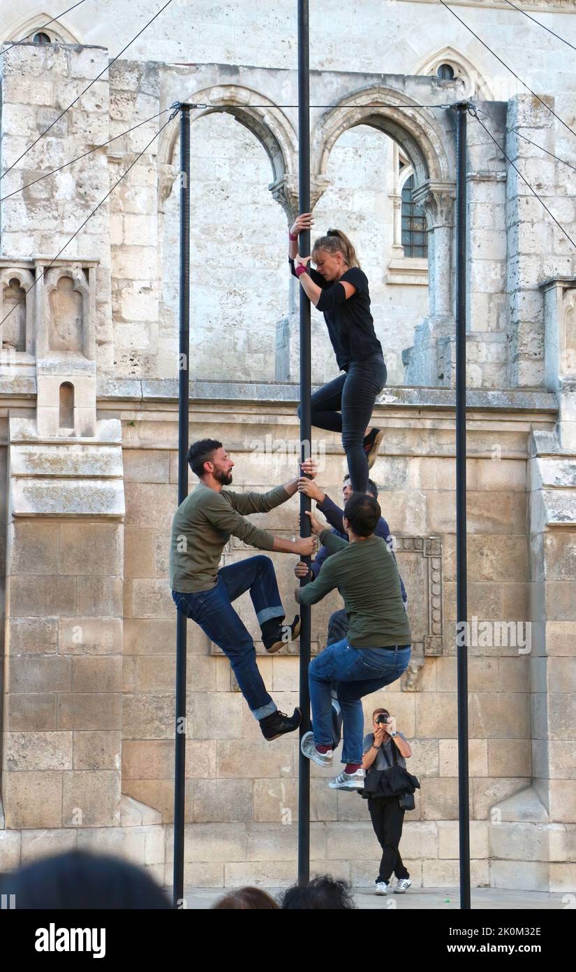 Événement public gratuit sur la Plaza Rey San Fernando à côté de la cathédrale de Burgos Castille et Leon Espagne avec des acrobates chinois du Cirque entre nous Banque D'Images