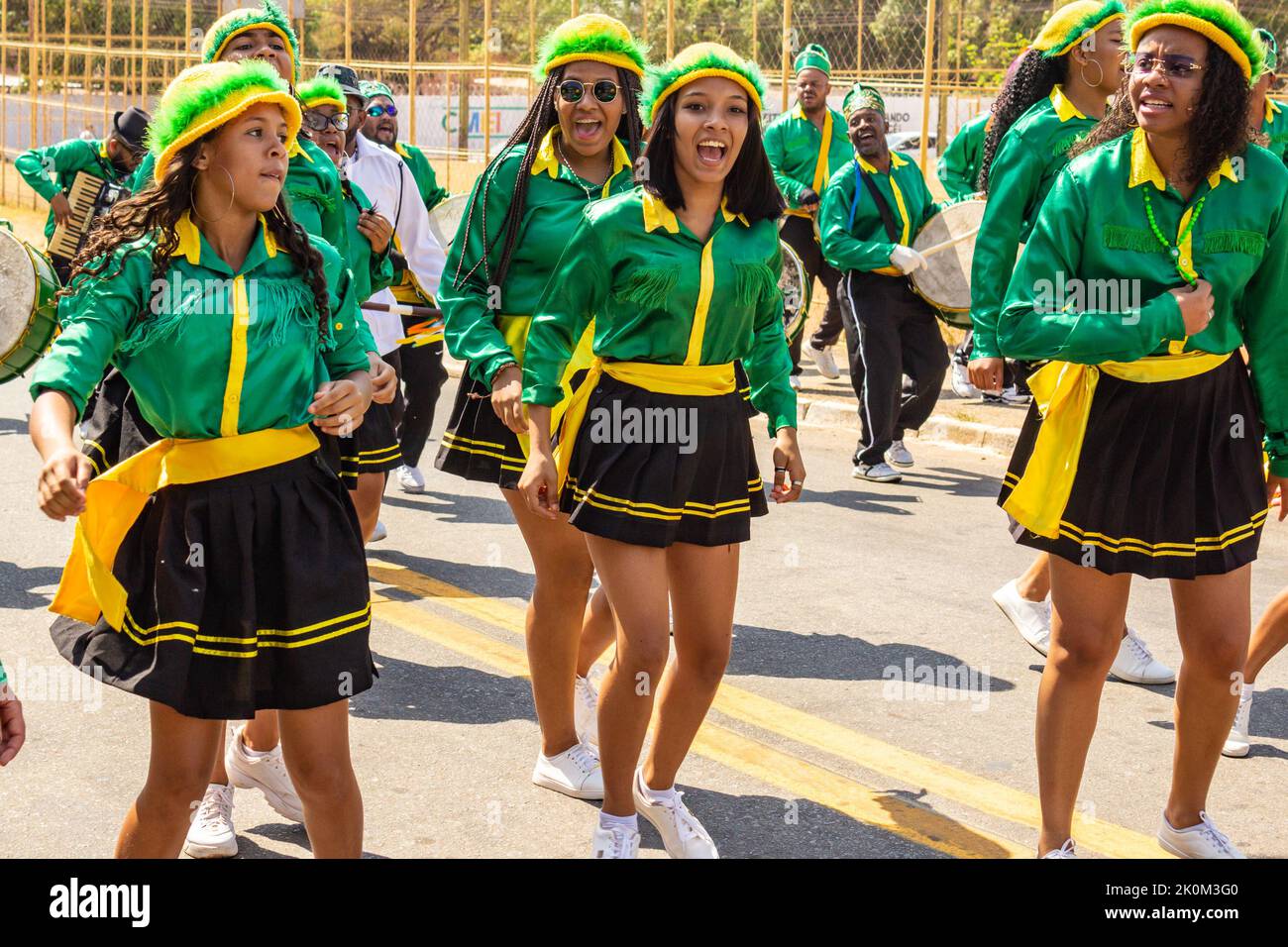 Goias, Brésil – 11 septembre 2022: Groupe de filles dansant, vêtues de vert, pendant les Congadas à Goiania. Banque D'Images