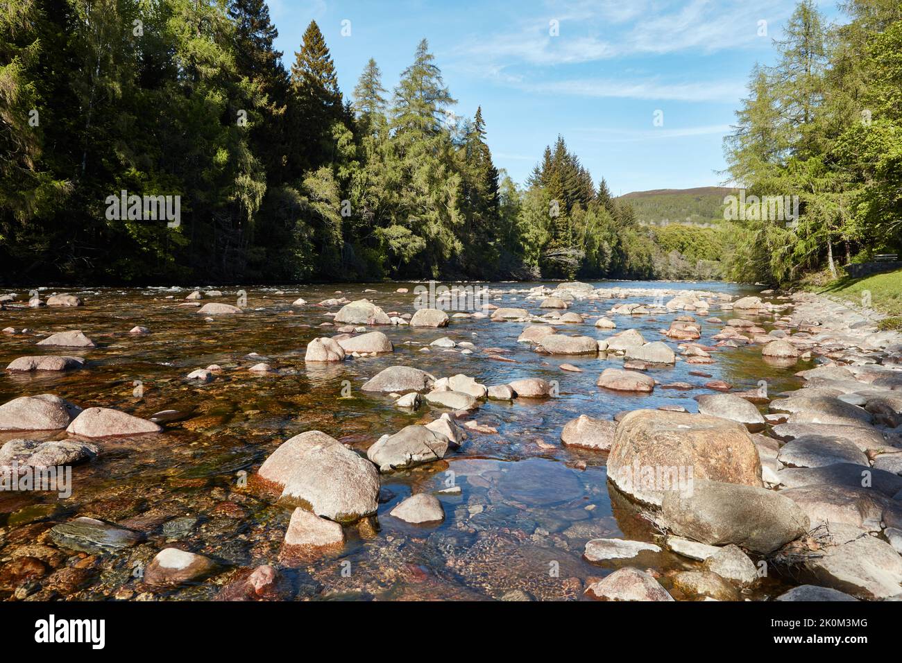 Ecosse, Balmoral, Château de Balmoral, 2019, Mai, 14: Château et terrain de Balmoral, Royal Deeside, Écosse, la rivière Dee sur le domaine de Balmoral. Banque D'Images
