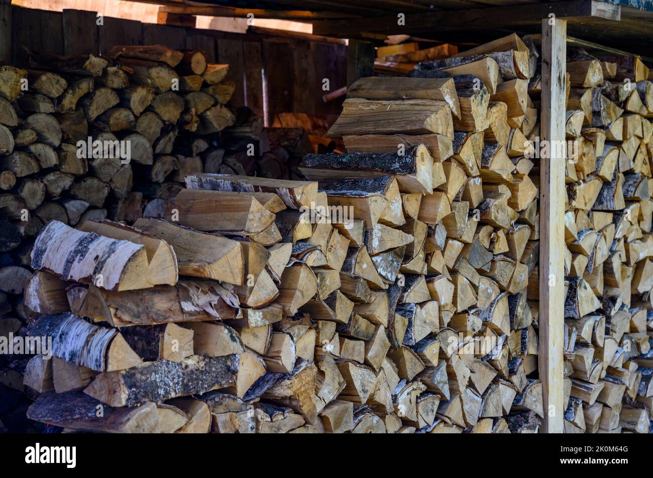 Une pile de bois stockée pour l'hiver pour le four sous la voûte Banque D'Images