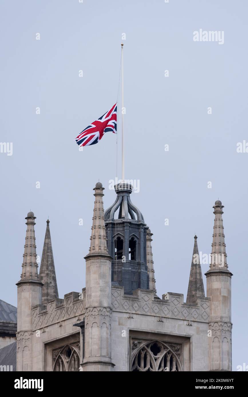 Drapeau de l'Union Jack en Berne à la suite de la mort de Queen sur l'église St Margare à Westminster, Londres, Royaume-Uni. Haut de la tour est. Spire Banque D'Images