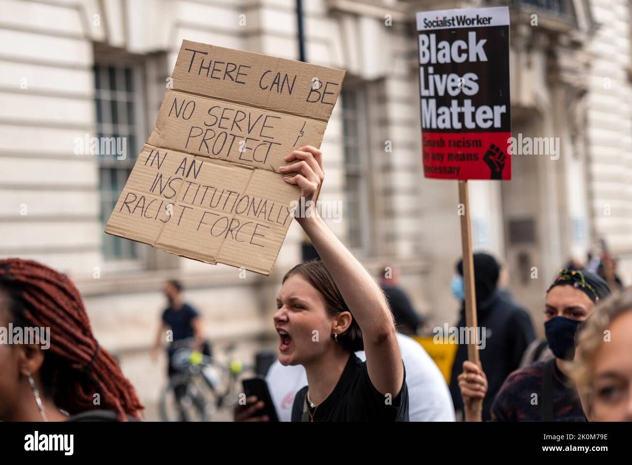 Black Lives Matter manifestation qui a lieu à Whitehall suite à la fusillade de la police de Chris Kaba, une victime non armée. Les manifestants du BLM sont en colère. Écriteaux Banque D'Images