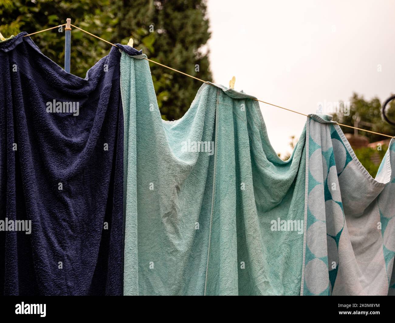 lavage sur la ligne de lavage tenu avec des crochets de vêtements serviettes humides accrochées dans la brise Banque D'Images