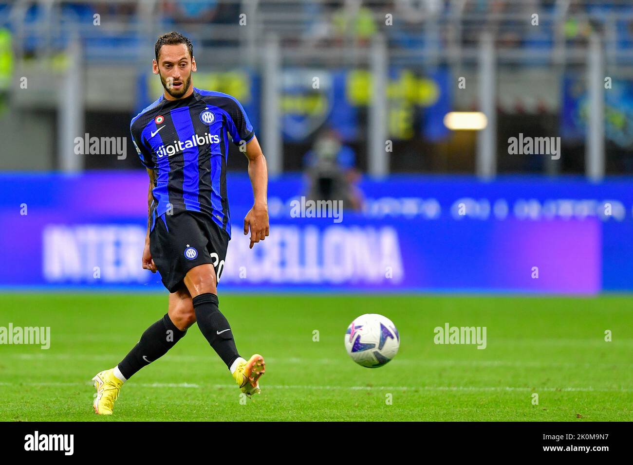 Milan, Italie. 10th, septembre 2022. Hakan Calhanoglu (20) d'Inter vu pendant la série Un match entre Inter et Turin à Giuseppe Meazza à Milan. (Crédit photo: Gonzales photo - Tommaso Fimiano). Banque D'Images