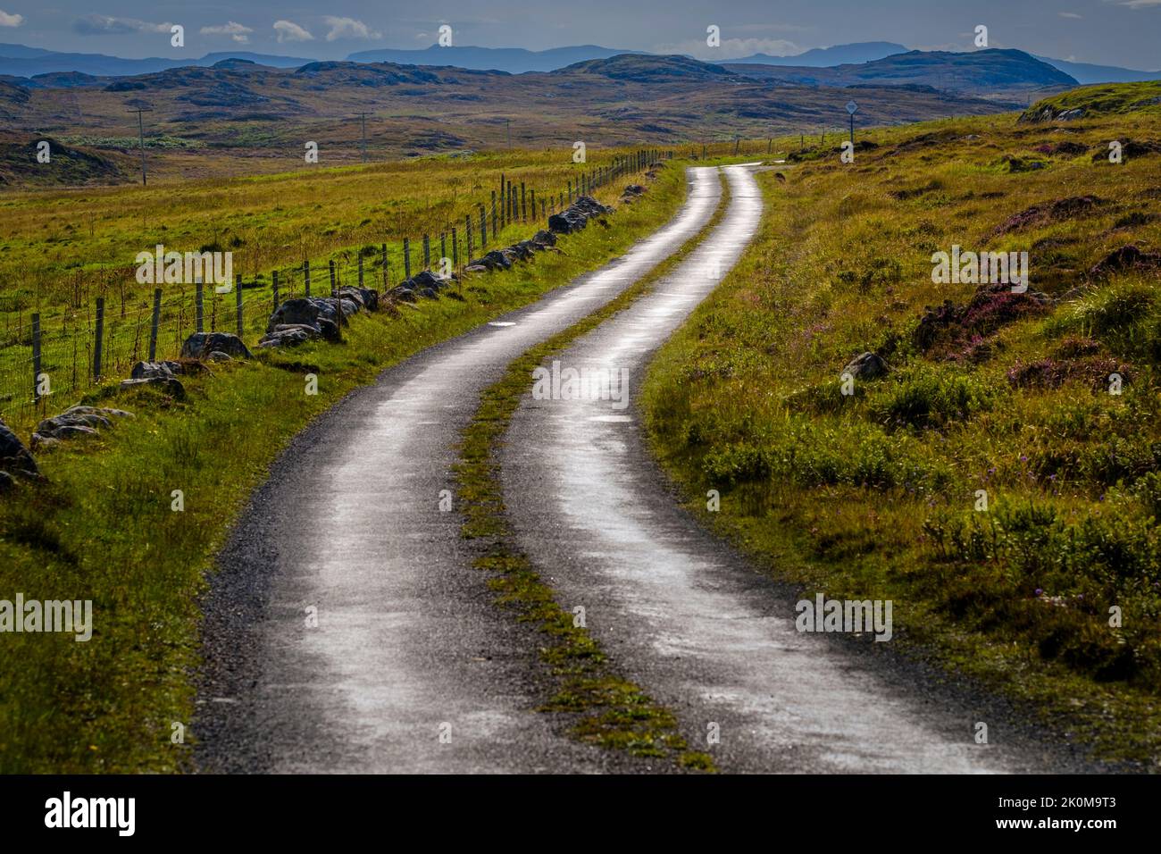 Une route à voie unique rétro-éclairée sur l'île écossaise Hebridean de COLL Banque D'Images