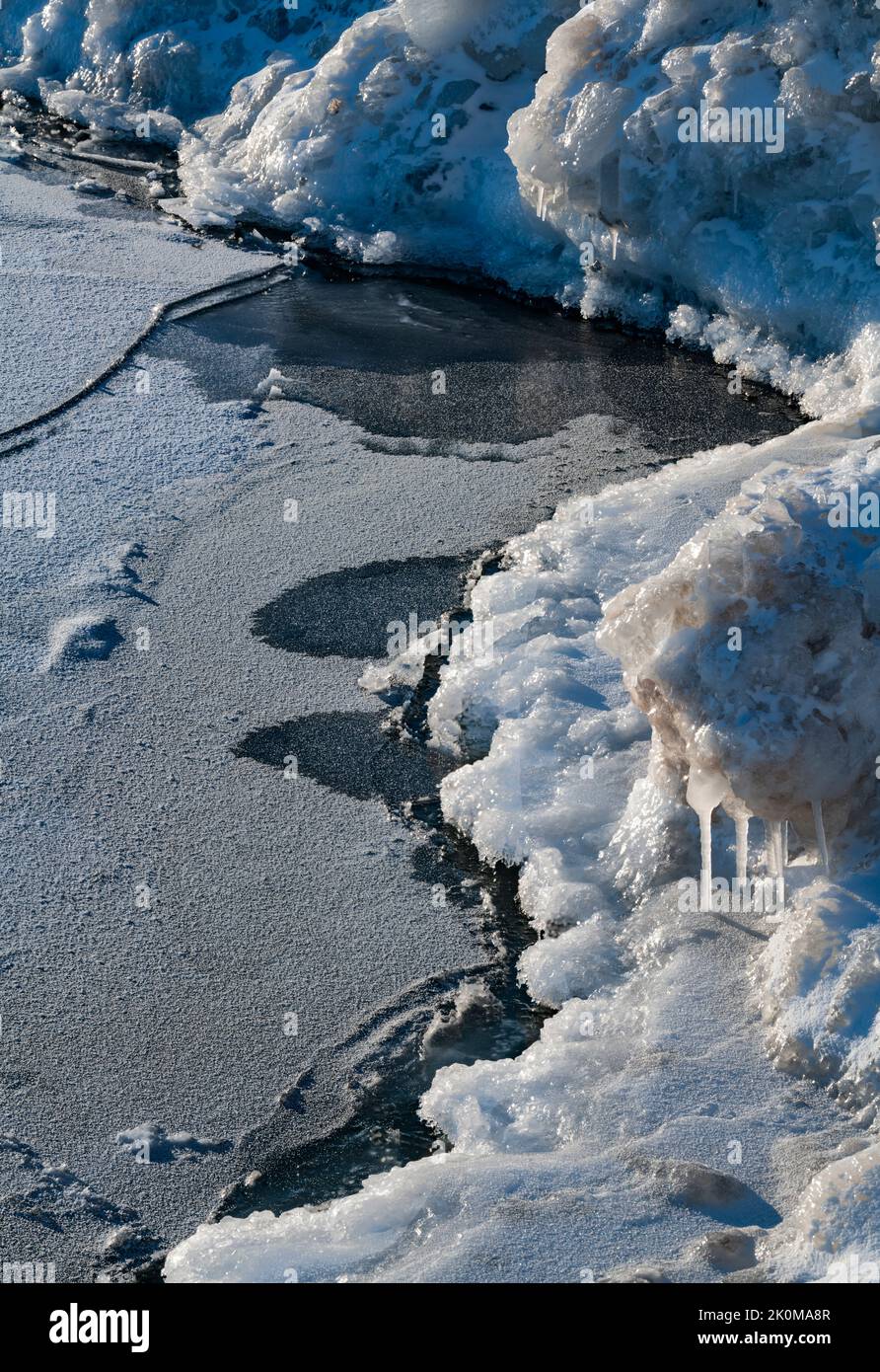 La glace s'accumule sur les rives des lacs et prend de nombreuses formes variées en fonction de la température, du vent, du mouvement de l'eau, etc. Europe Bay, Newport State Park, D Banque D'Images