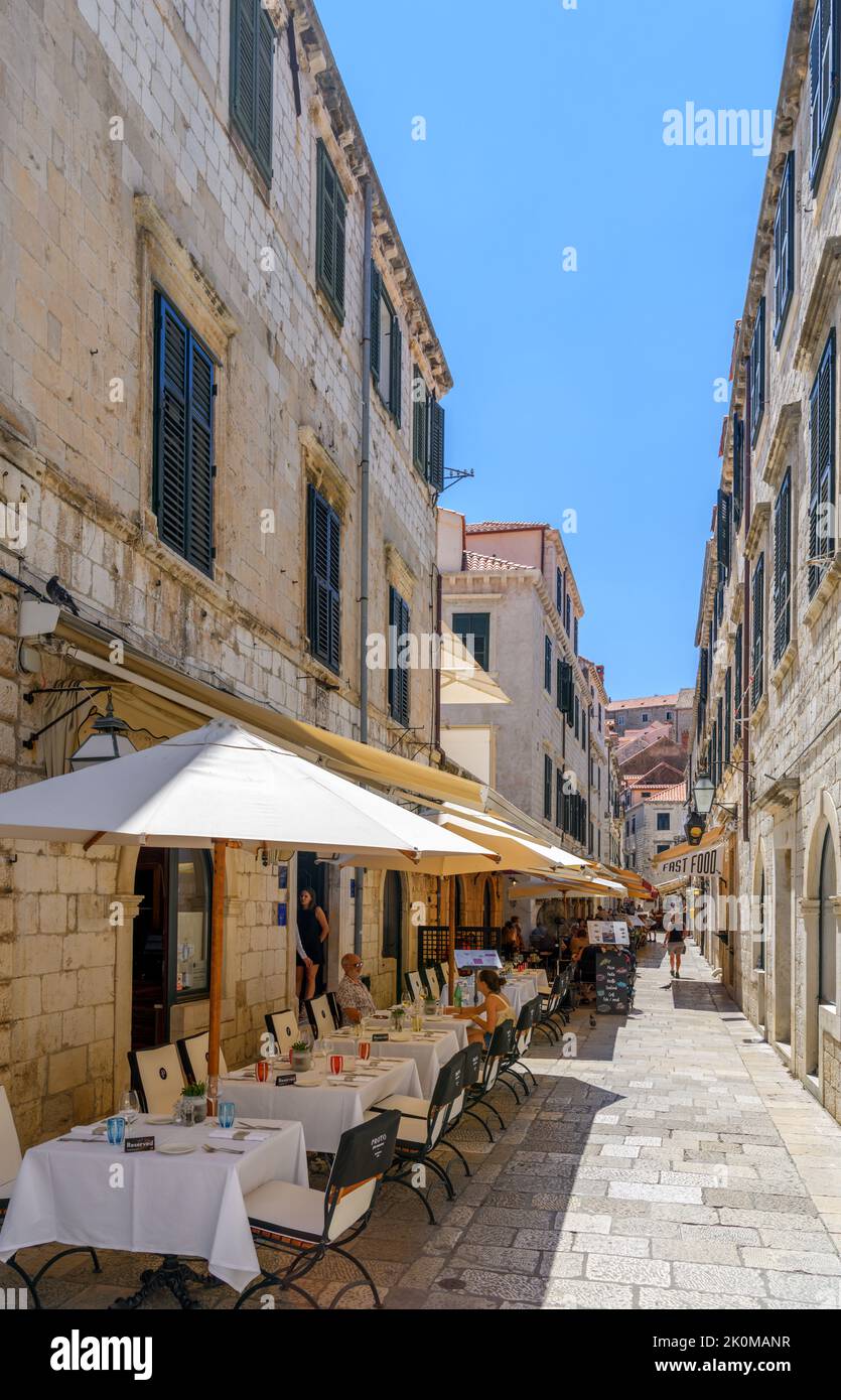 Cafés et restaurants juste à côté de Stradun, la rue principale de la vieille ville, Dubrovnik, Croata Banque D'Images