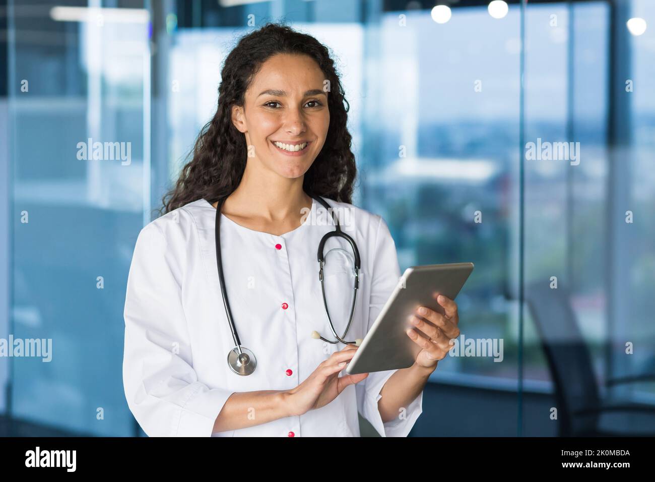 Portrait d'une jeune femme médecin avec un ordinateur de tablette ...