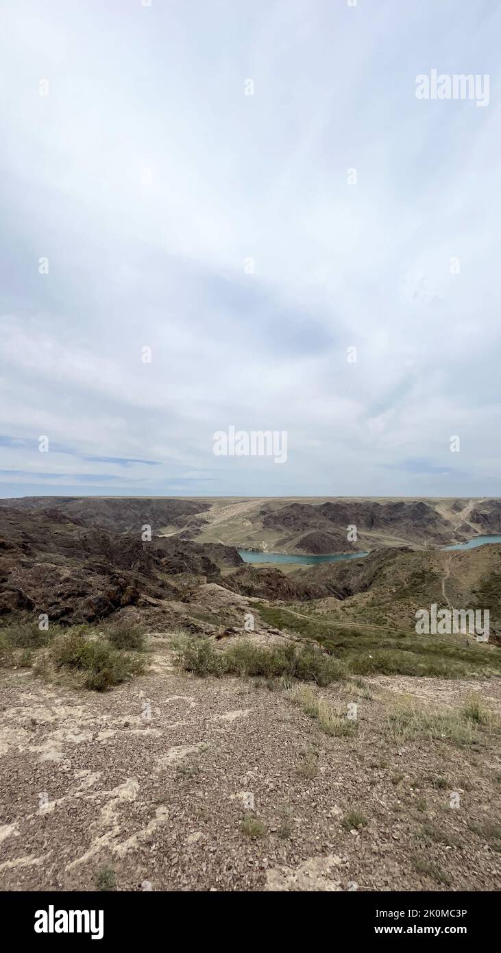 une grande rivière dans la steppe parmi les collines. Banque D'Images