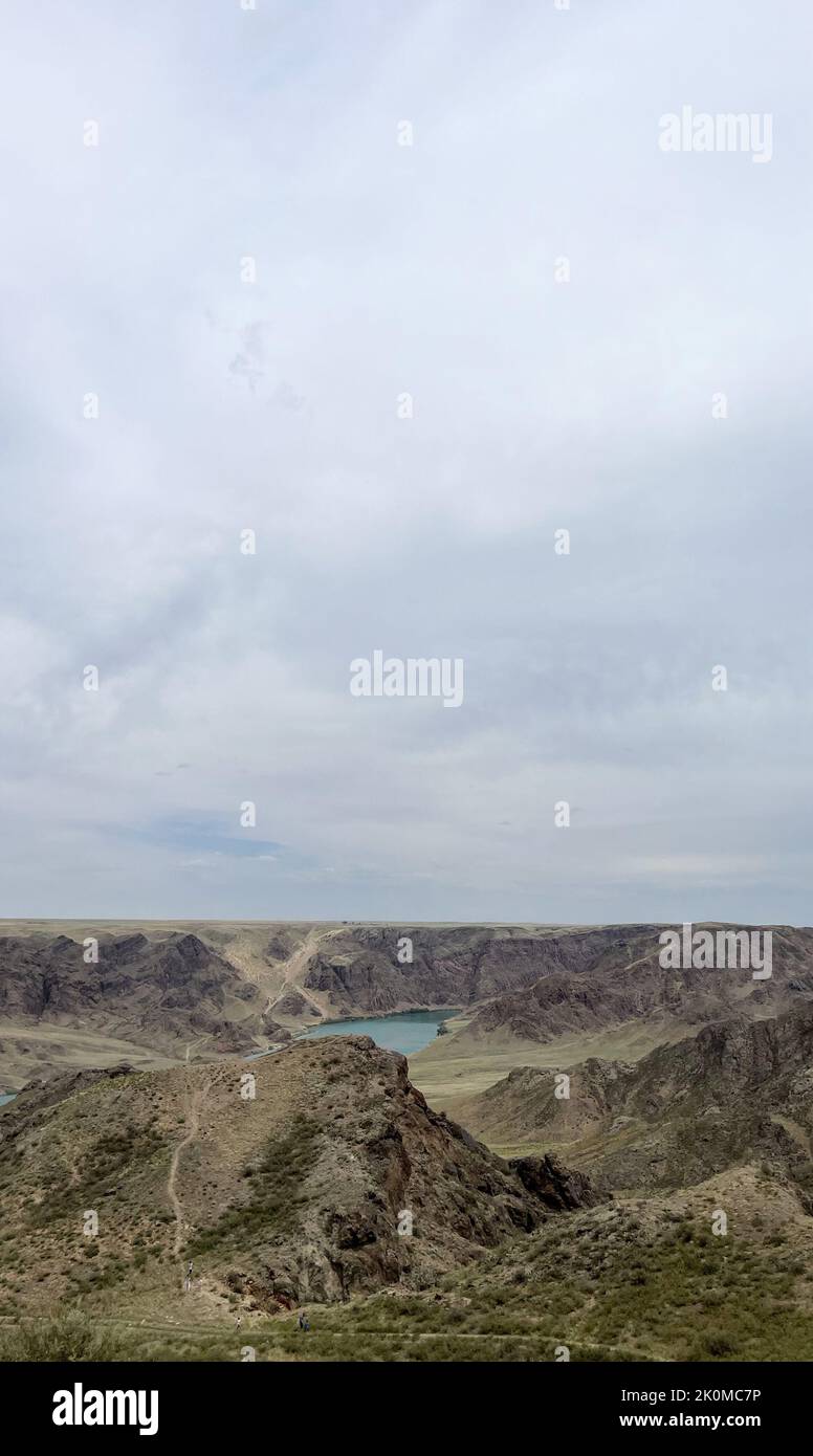 une grande rivière dans la steppe parmi les collines. Banque D'Images