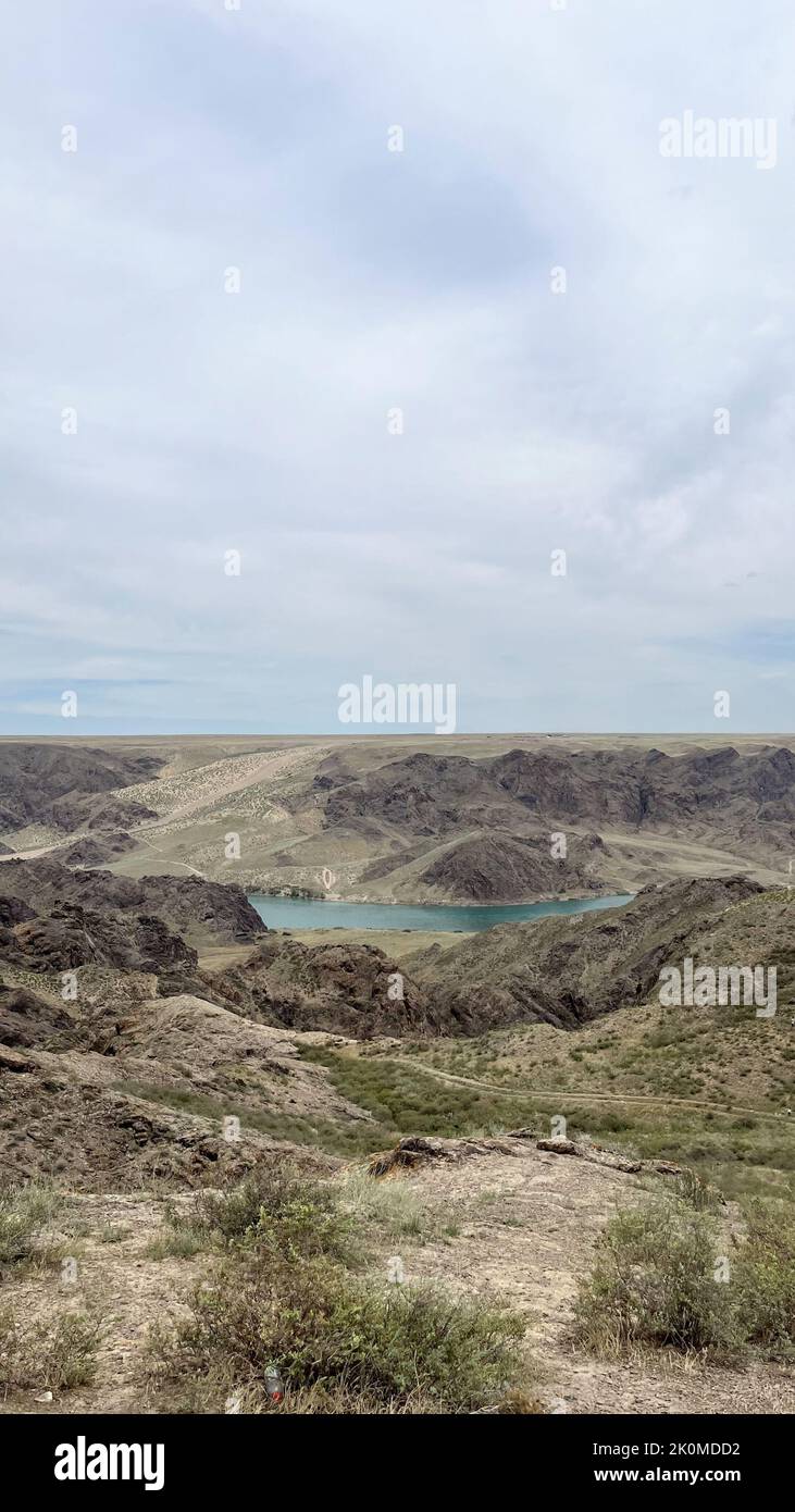 une grande rivière dans la steppe parmi les collines. Banque D'Images