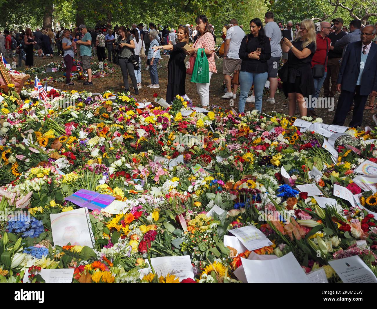 Londres, Royaume-Uni. 12th septembre 2022. Décès de la reine Elizabeth II Des foules de gens affluent à Londres pour rendre hommage à feu la reine Elizabeth. Nombreuses fleurs au palais de Buckingham et au parc Green. Crédit : Julia Gavin/Alamy Live News Banque D'Images Londres, Royaume-Uni. 12th septembre 2022. Décès de la reine Elizabeth II Des foules de gens affluent à Londres pour rendre hommage à feu la reine Elizabeth. Nombreuses fleurs au palais de Buckingham et au parc Green. Crédit : Julia Gavin/Alamy Live News Banque D'Images