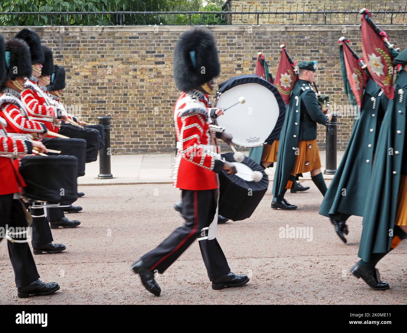 Londres, Royaume-Uni. 12th septembre 2022. Décès de la reine Elizabeth II Des foules de gens affluent à Londres pour rendre hommage à feu la reine Elizabeth. Nombreuses fleurs au palais de Buckingham et au parc Green. Crédit : Julia Gavin/Alamy Live News Banque D'Images Londres, Royaume-Uni. 12th septembre 2022. Décès de la reine Elizabeth II Des foules de gens affluent à Londres pour rendre hommage à feu la reine Elizabeth. Nombreuses fleurs au palais de Buckingham et au parc Green. Crédit : Julia Gavin/Alamy Live News Banque D'Images
