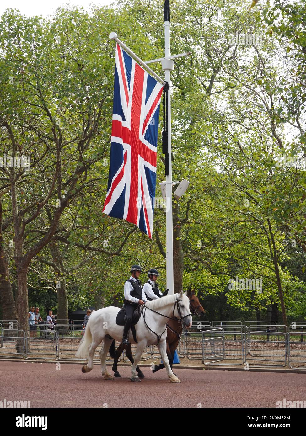 Londres, Royaume-Uni. 12th septembre 2022. Décès de la reine Elizabeth II Des foules de gens affluent à Londres pour rendre hommage à feu la reine Elizabeth. Nombreuses fleurs au palais de Buckingham et au parc Green. Crédit : Julia Gavin/Alamy Live News Banque D'Images