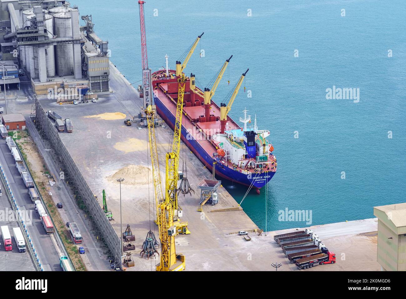 Port de Barcelone, Espagne, 25 août 2022 : navire de matières premières déchargeant dans le port de Barcelone. Banque D'Images