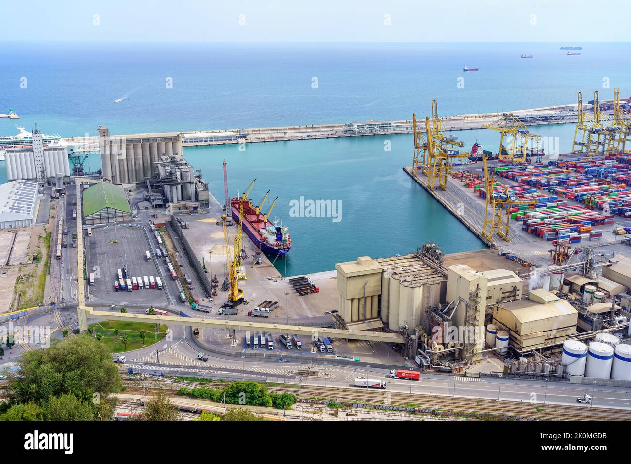 Port de Barcelone, Espagne, 25 août 2022 : vue aérienne du port de Barcelone où de nombreuses marchandises sont chargées et déchargées quotidiennement. Banque D'Images