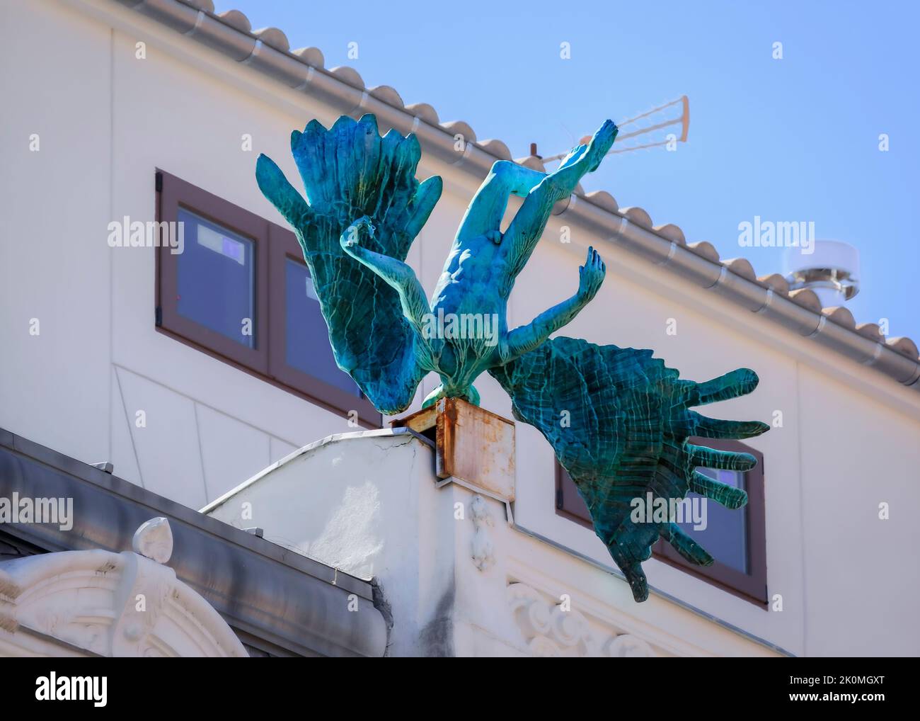 Madrid, Espagne - 28 juin 2021: Accidente Aereo ou Air Crash, une statue de bronze d'ange déchu créée par le sculpteur Miguel Angel Ruiz Beato Banque D'Images