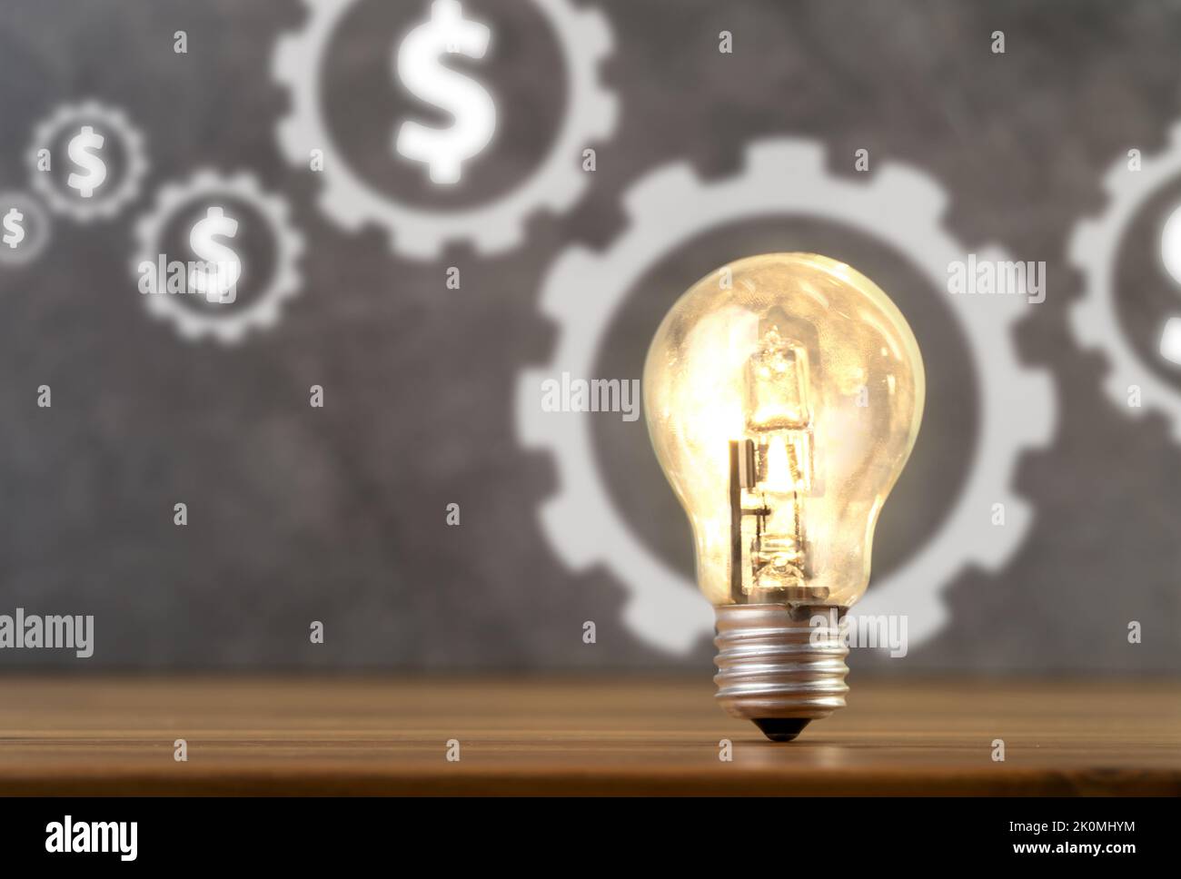 Gros plan photo du signe du dollar et de l'ampoule brillante dans un cadre comme un symbole de démarrage, d'investissement de l'argent, de cible et d'idée d'affaires. Banque D'Images