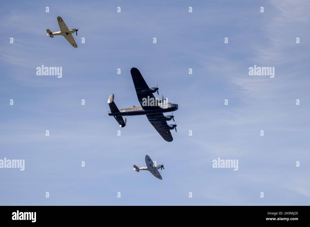 Vol commémoratif de la bataille de Grande-Bretagne - Avro Lancaster, Supermarine Spitfire & Hawker Hurricane exécutant un flipper au RIAT 2022 Banque D'Images