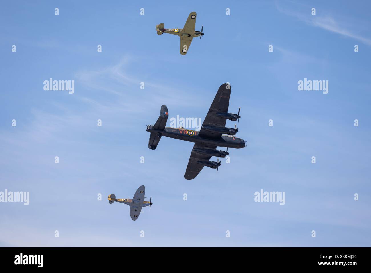 Vol commémoratif de la bataille de Grande-Bretagne - Avro Lancaster, Supermarine Spitfire & Hawker Hurricane exécutant un flipper au RIAT 2022 Banque D'Images