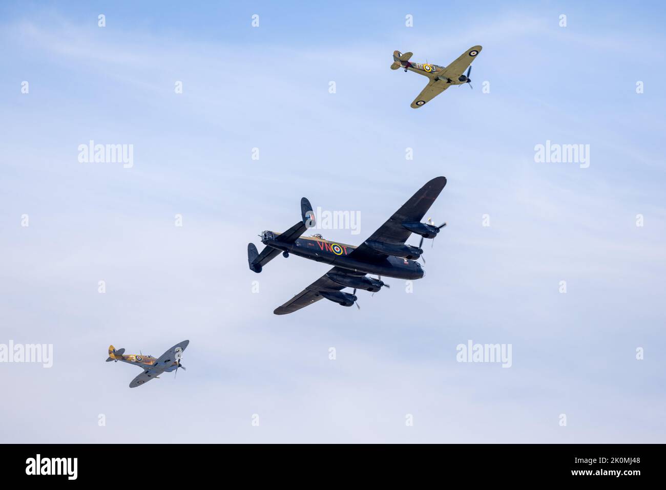 Vol commémoratif de la bataille de Grande-Bretagne - Avro Lancaster, Supermarine Spitfire & Hawker Hurricane exécutant un flipper au RIAT 2022 Banque D'Images