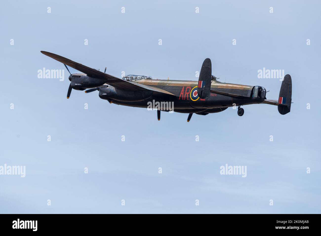 Vol commémoratif de la bataille de Grande-Bretagne Avro Lancaster ‘PA474’ aéroporté au Royal International Air Tattoo 2022 Banque D'Images