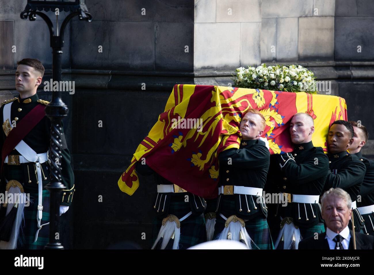Les pallbearers portent le cercueil de la reine Élisabeth, alors que le corbillard arrive à la cathédrale Saint-Giles, à Édimbourg, en Écosse, en Grande-Bretagne 12 septembre 2022. Photo de Raphael Lafargue/ABACAPRESS.COM Banque D'Images
