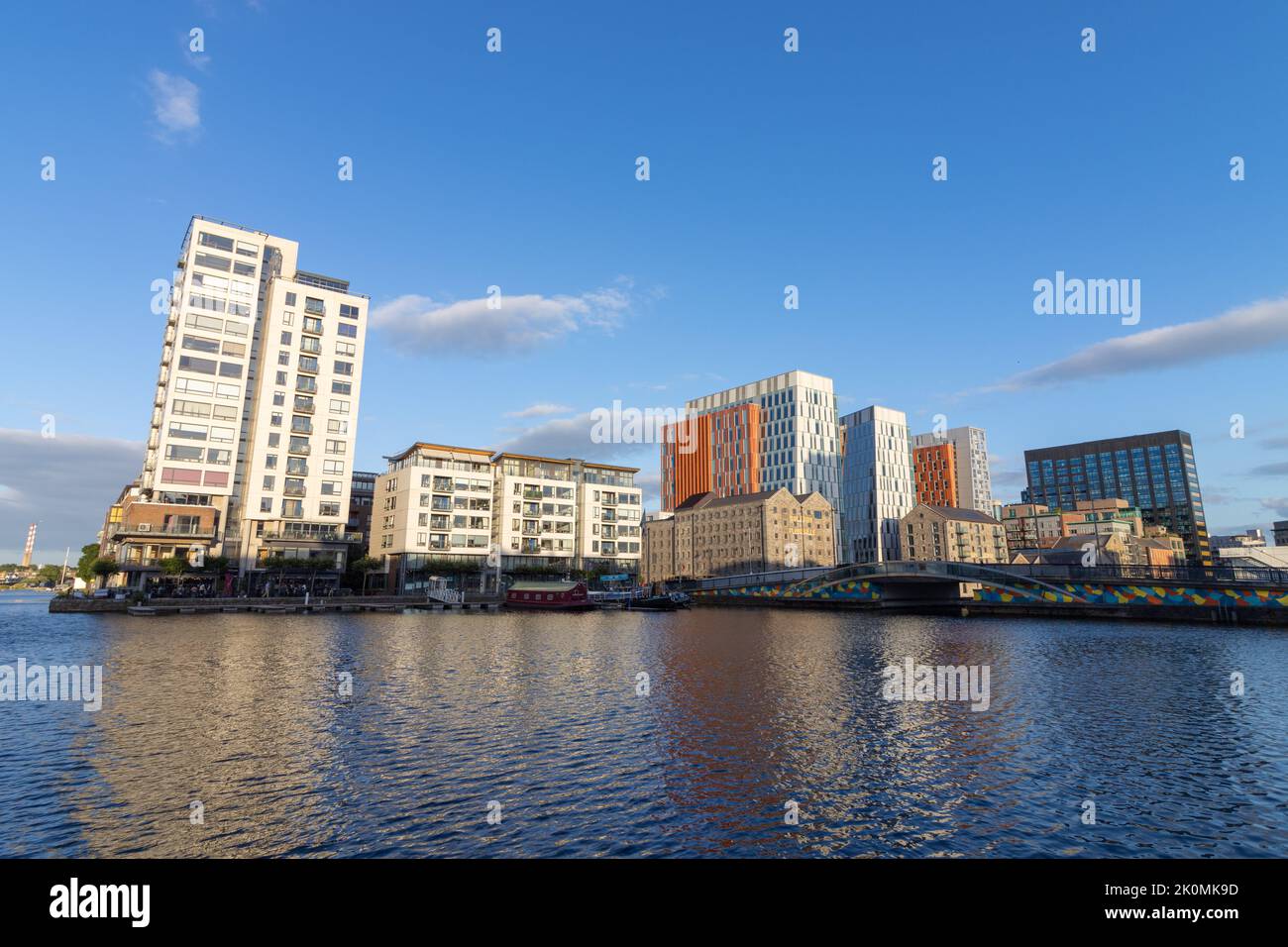Vue sur les bâtiments près du Grand Canal avec des appartements Dock fabriqués par Google à Dublin, Irlande Banque D'Images