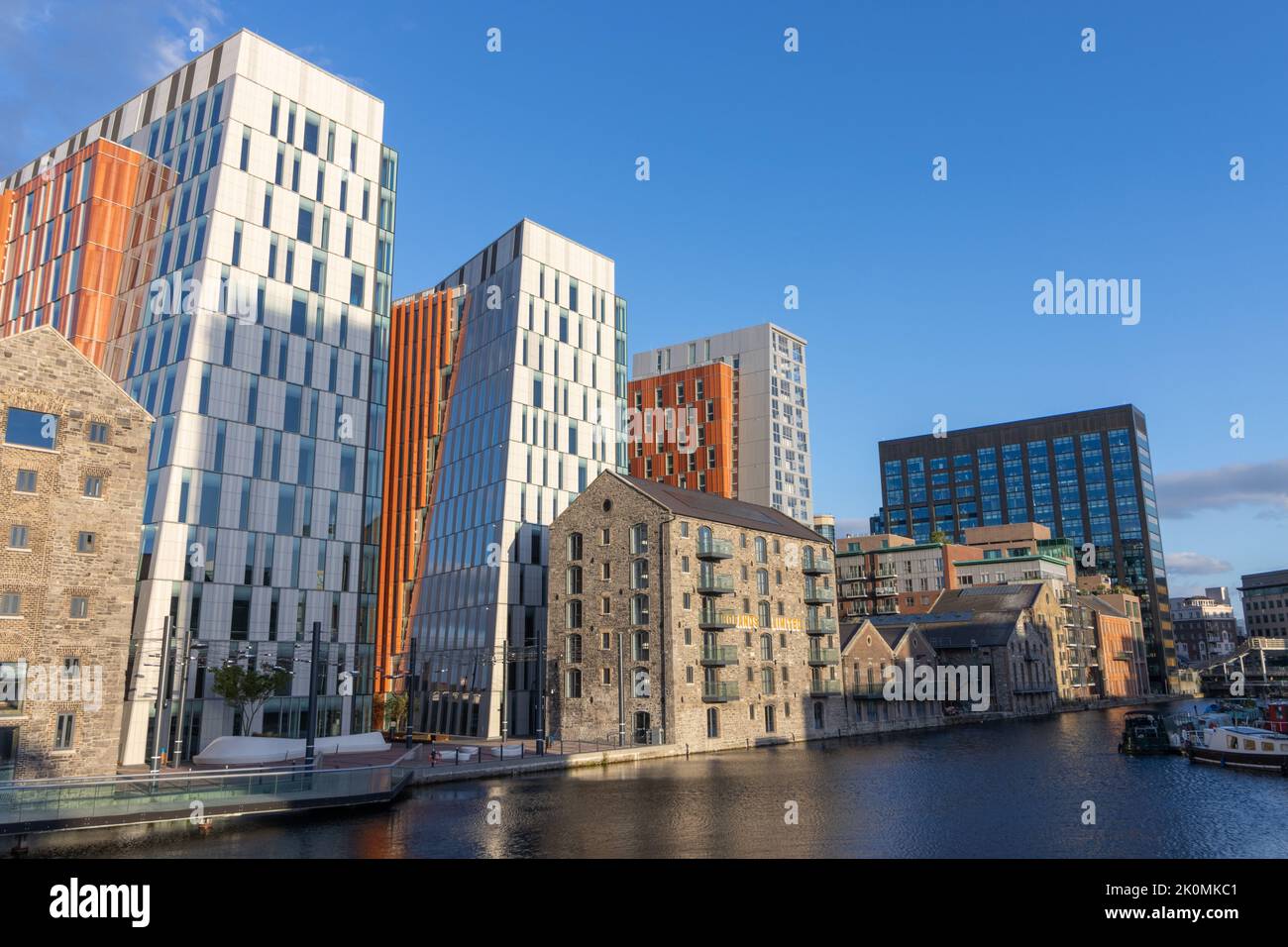Vue sur les bâtiments près du Grand Canal avec des appartements Dock fabriqués par Google à Dublin, Irlande Banque D'Images