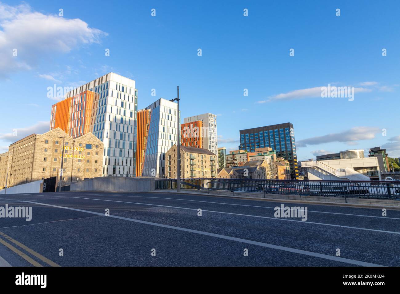 Vue sur les bâtiments près du Grand Canal avec des appartements Dock fabriqués par Google à Dublin, Irlande Banque D'Images