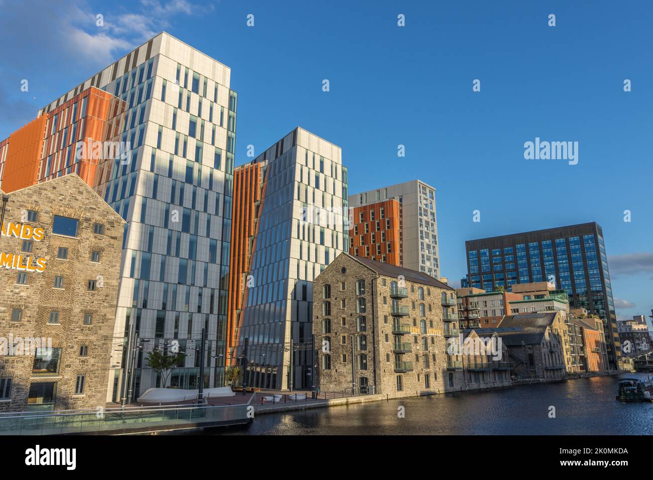 Vue sur les bâtiments près du Grand Canal avec des appartements Dock fabriqués par Google à Dublin, Irlande Banque D'Images