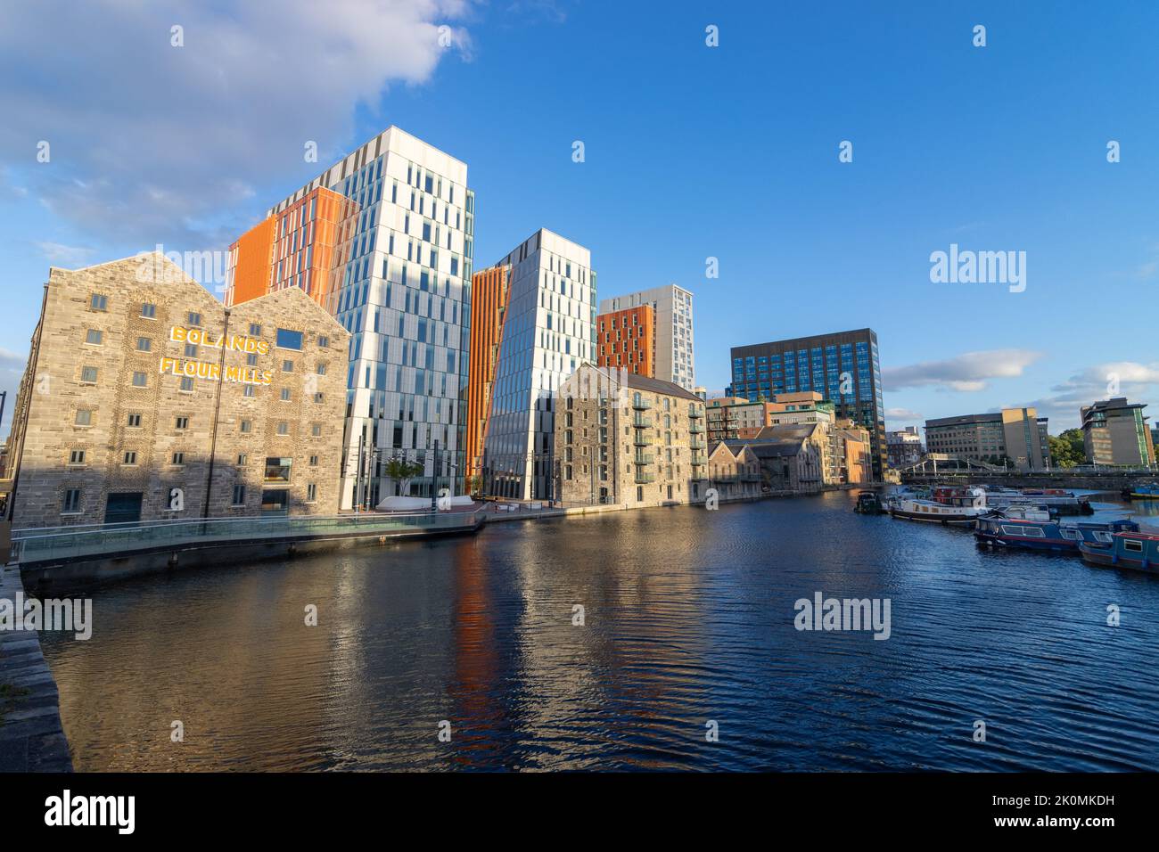 Vue sur les bâtiments près du Grand Canal avec des appartements Dock fabriqués par Google à Dublin, Irlande Banque D'Images
