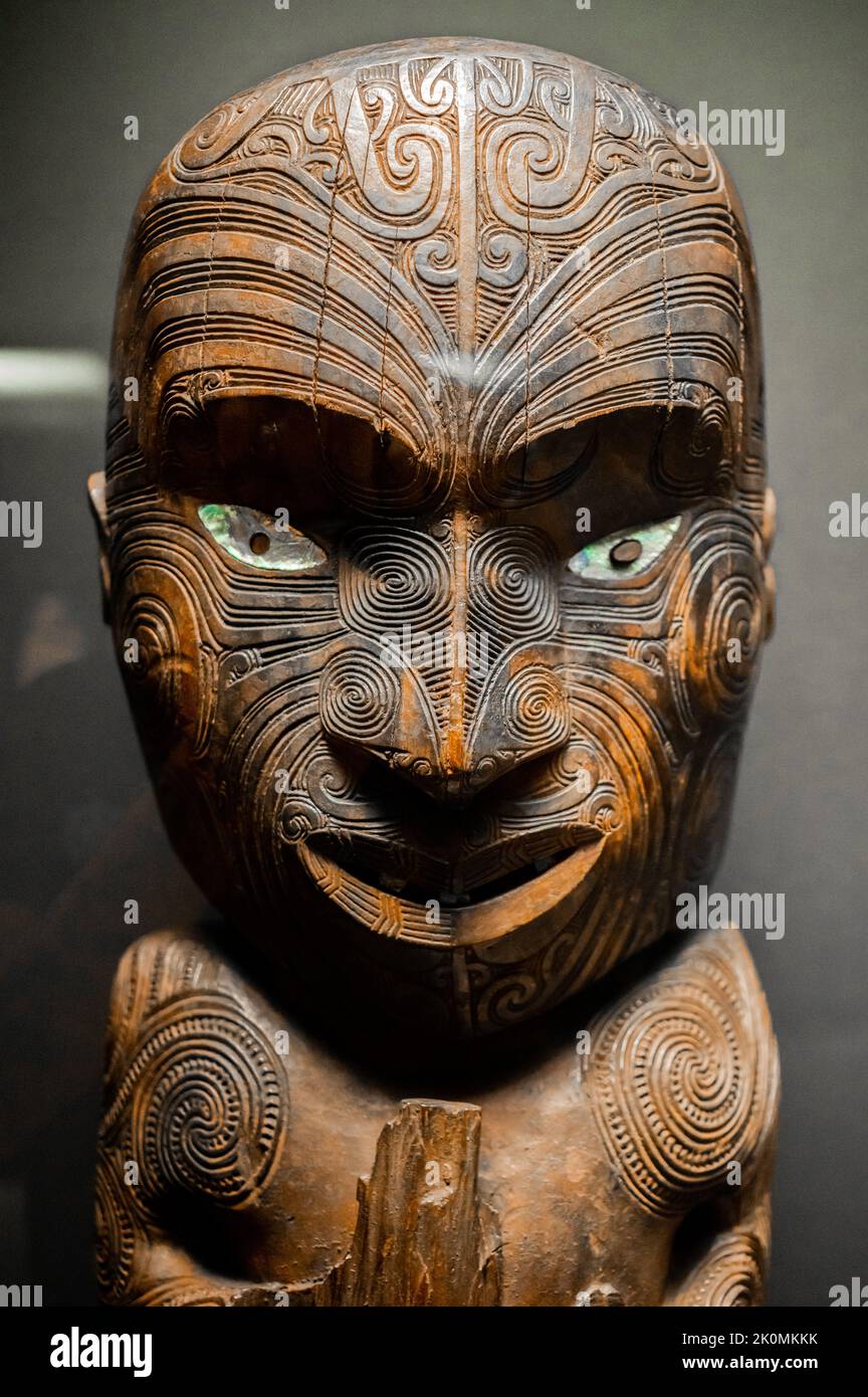 Un ancêtre tatoué: Figure de poste central. Peuple maori, Aotearoa (Nouvelle-Zélande). AD 1840-1860, Bois, enveloppe haliotis. Exposition « The Human image » à Banque D'Images