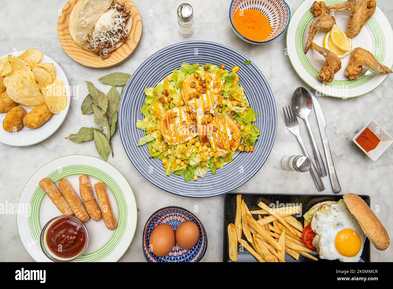 Recettes de plats et de tapas avec croquettes de saveurs variées, salade au fromage de chèvre, hamburger avec œuf frit, teques vénézuéliennes et arepa avec shr Banque D'Images