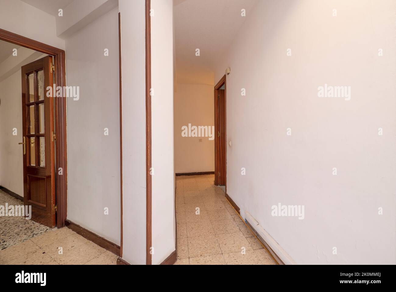 Division de couloir dans une maison vide avec de vieux planchers de terrazzo Banque D'Images