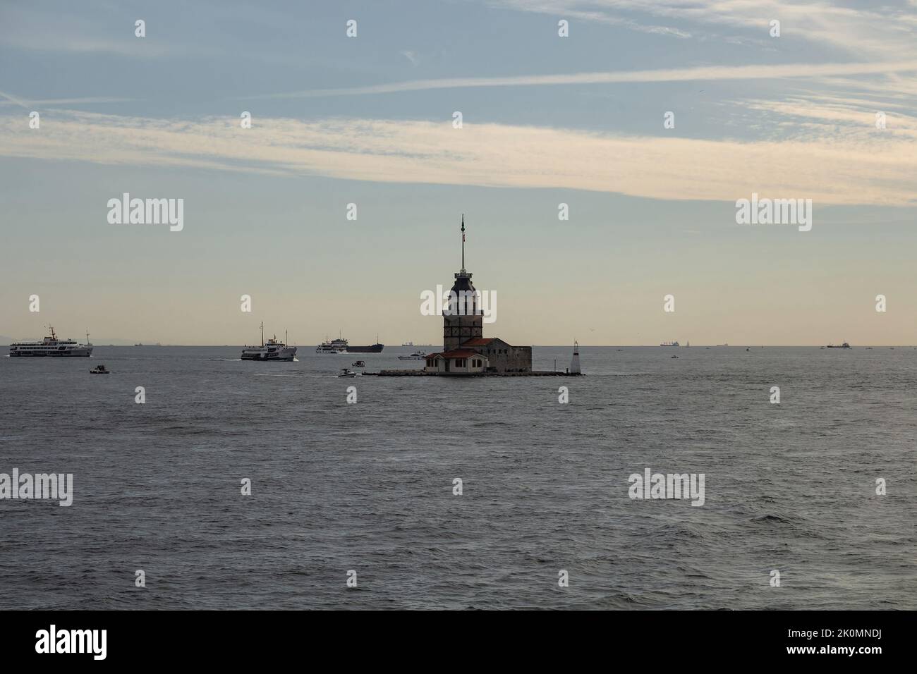 Vue sur le site historique appelé la Tour de la Maiden et les ferries sur le Bosphore à Istanbul. Belle scène. Banque D'Images