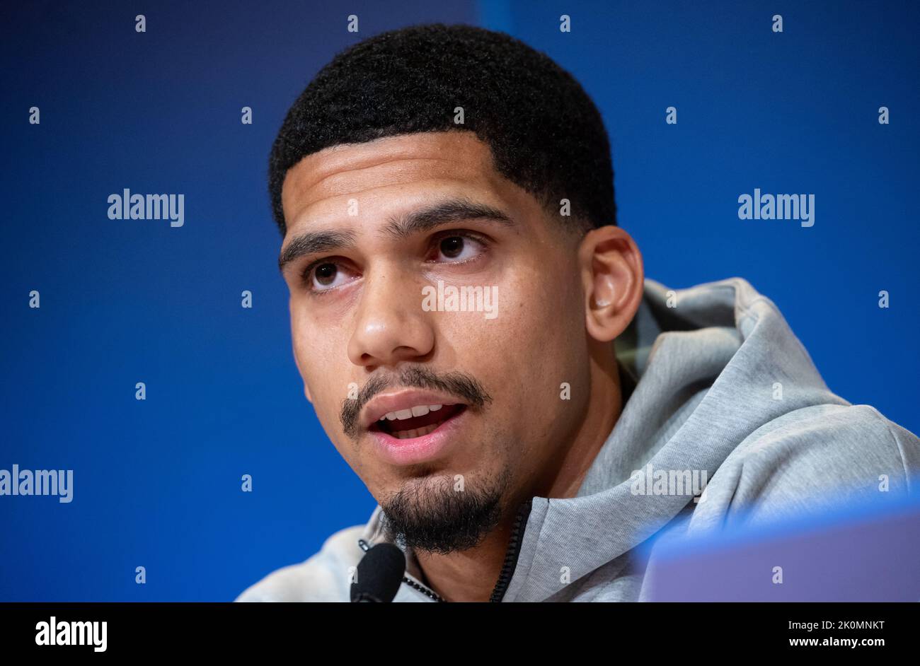 Munich, Allemagne. 12th septembre 2022. Football: Ligue des Champions, Bayern Munich - FC Barcelone, Groupe C, Matchday 2. Conférence de presse du FC Barcelone à l'Allianz Arena. Ronald Araujo de Barcelone est sur le podium. Credit: Sven Hoppe/dpa/Alay Live News Banque D'Images