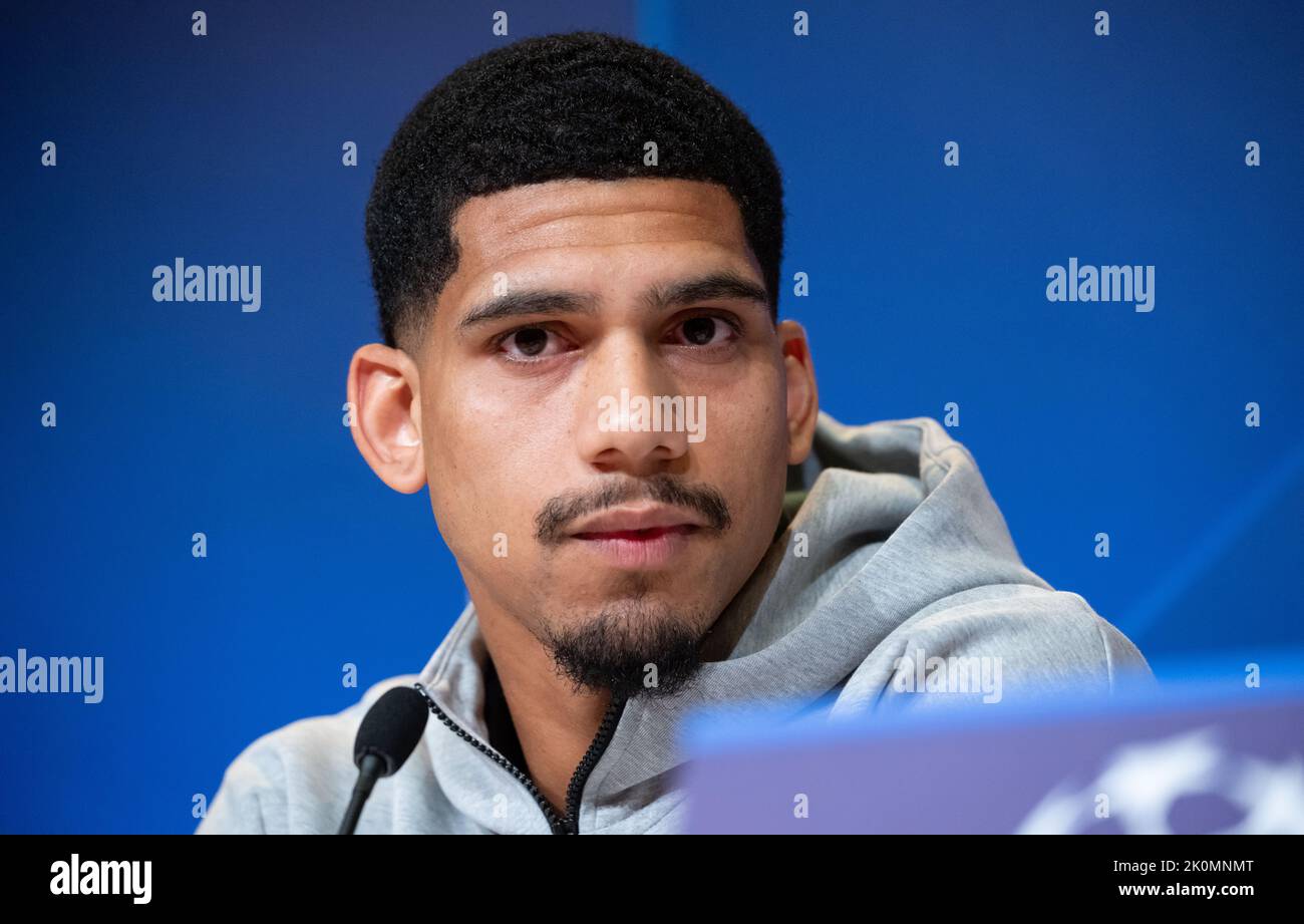 Munich, Allemagne. 12th septembre 2022. Football: Ligue des Champions, Bayern Munich - FC Barcelone, Groupe C, Matchday 2. Conférence de presse du FC Barcelone à l'Allianz Arena. Ronald Araujo de Barcelone est sur le podium. Credit: Sven Hoppe/dpa/Alay Live News Banque D'Images