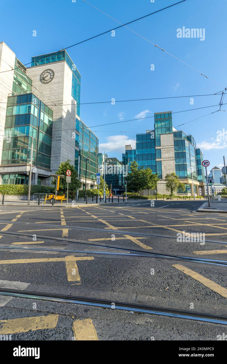 Un cliché vertical de la façade de la Maison de l'IFSC et de la Maison de la touche avec des marquages de la ligne jaune, Dublin, Irlande. Banque D'Images