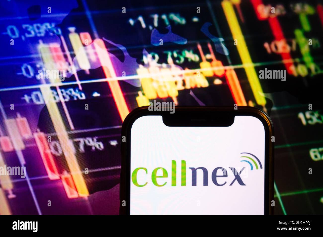KONSKIE, POLOGNE - 10 septembre 2022: Smartphone affichant le logo de la société Cellnex Telecom sur fond de diagramme boursier Banque D'Images