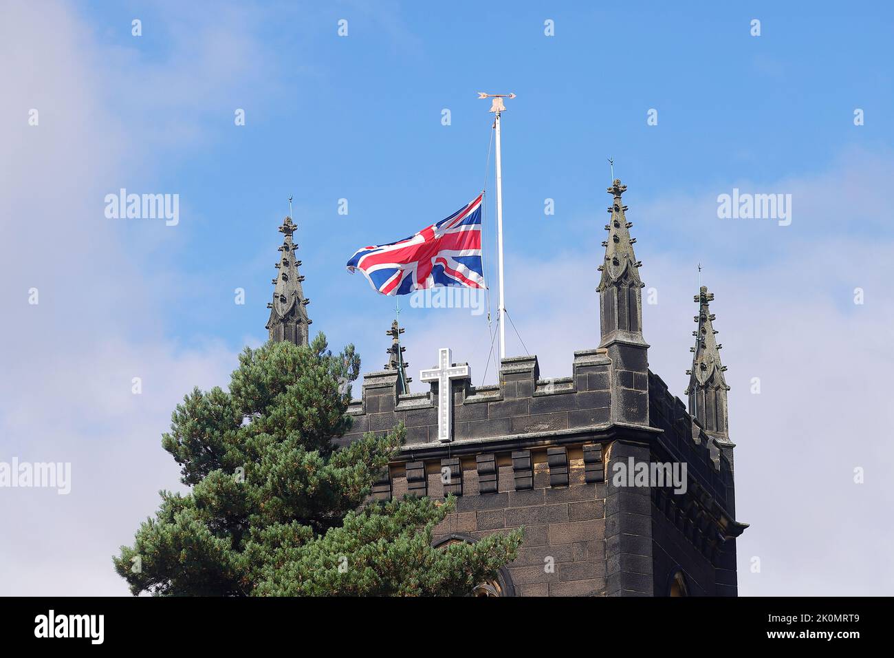 Église Sainte Marie à Swillington, Leeds, Royaume-Uni, battant pavillon de l'Union à mi-mât en deuil de la mort de la reine Elizabeth II Banque D'Images